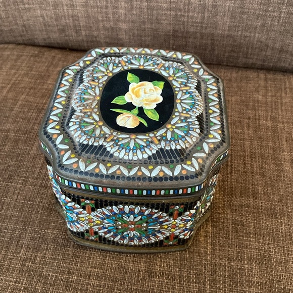 Vintage Tin HORPER'S TOFFEE
CANDY MADE IN ENGLAND  4 3/4" X 2 7/8”X 4 1/4” - Picture 2 of 16